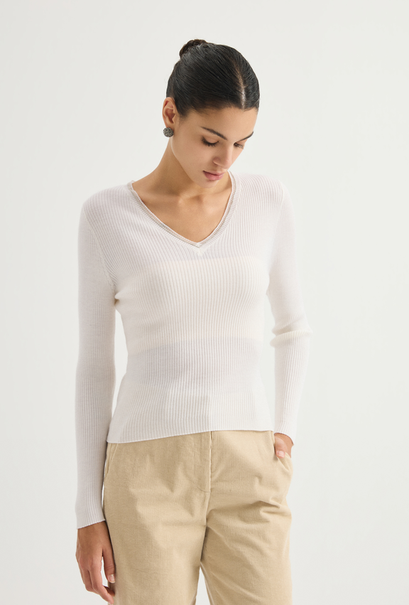 Fitted V-neck knit sweater