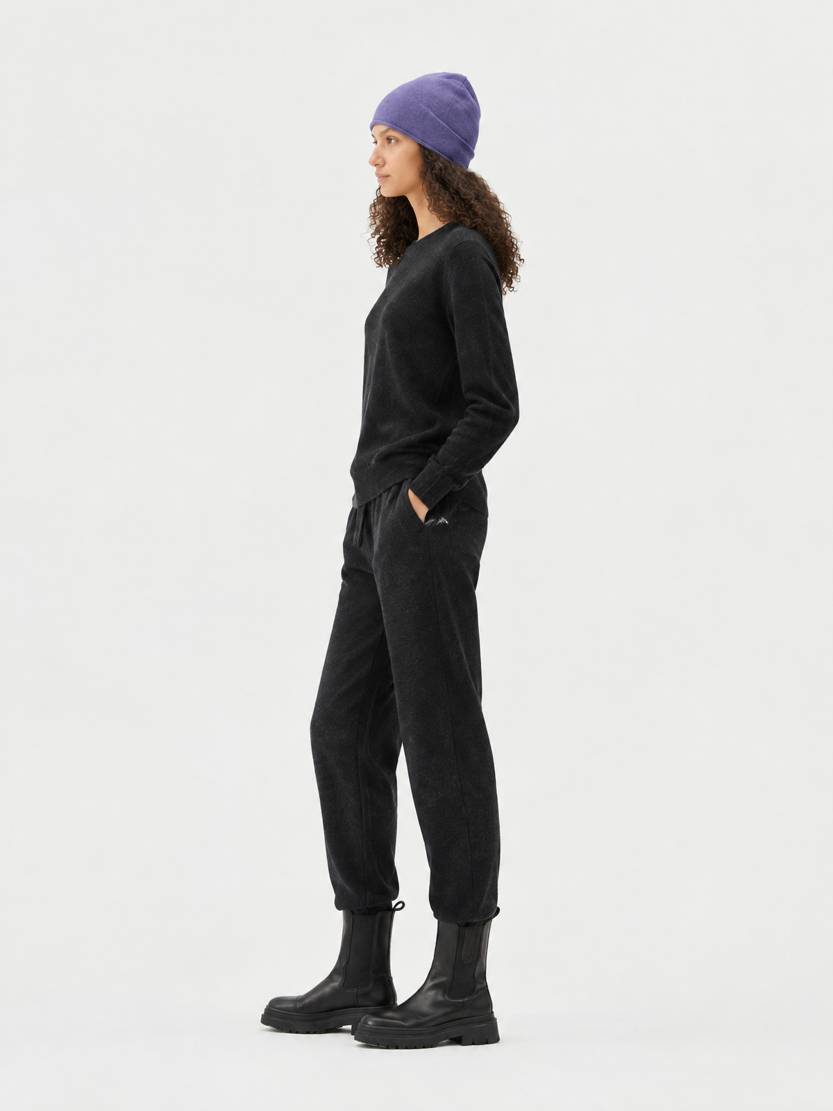 Knit jogger pants — Side view