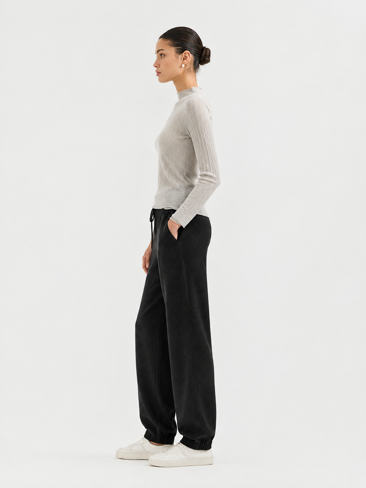 Knit jogger pants — Side view