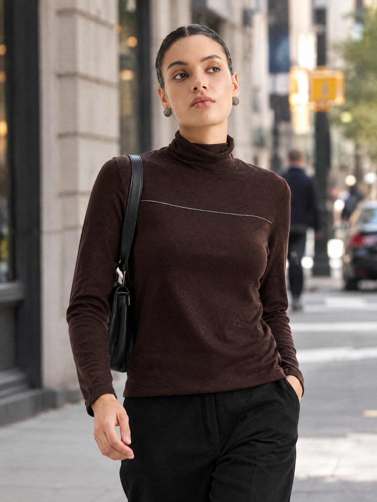 Turtleneck knit sweater — Lifestyle scene