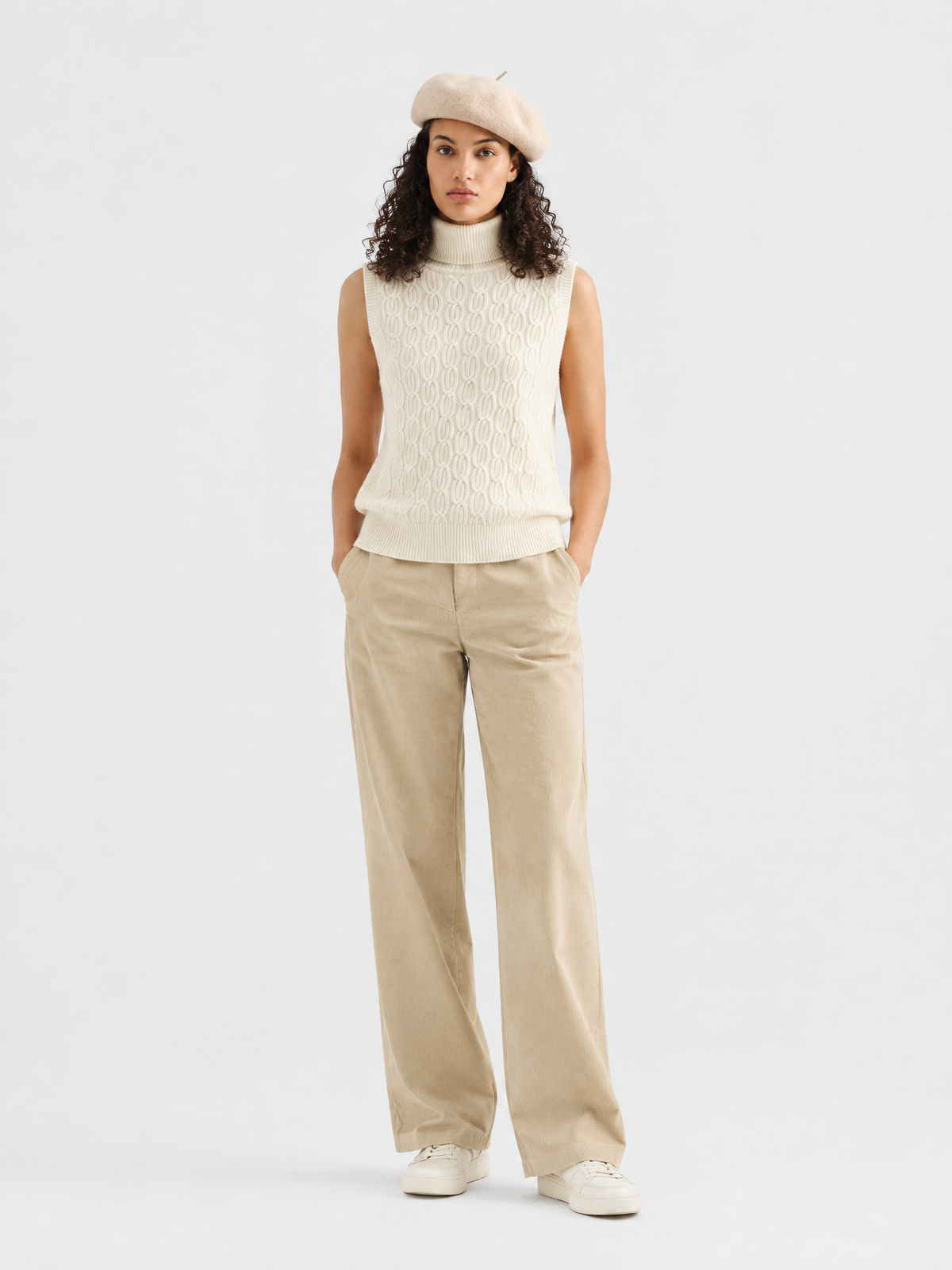 Cable-knit cashmere sleeveless top — Front view